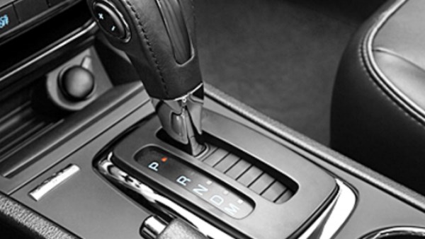 أخطاء يجب عدم فعلها أثناء قيادة السيارة الأوتوماتيك