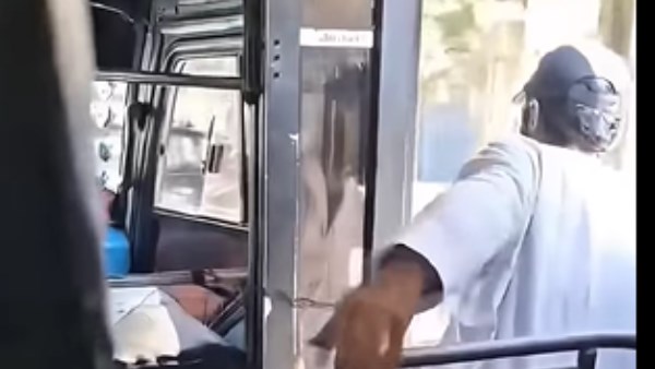 مشادة داخل أتوبيس بسبب متسول.. شاهد عيان: "فقدت أعصابي بعد سبه لي ووقعت مشاجرة بيننا"