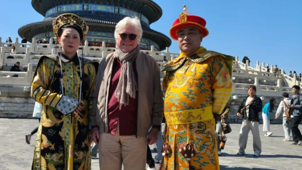 حسين فهمي يصور فيلم The Story I Found In china