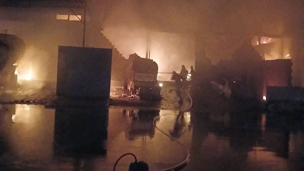 حريق هائل بمصنعين زيوت وآخر للعصائر في نجع حمادي.. والحماية المدنية تحاول السيطرة عليه