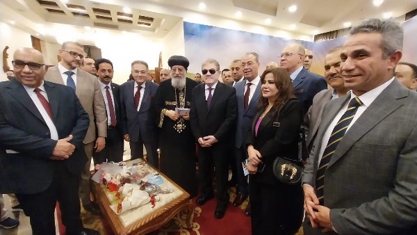 رئيس الوفد يزور الكاتدرائية لتقديم التهنئة لقداسة البابا تواضروس الثانى بمناسبة عيد القيامة المجيد