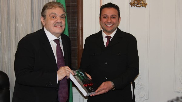  توقيع الدكتور محمد الصقار، على إستمارة عضوية حزب الوفد