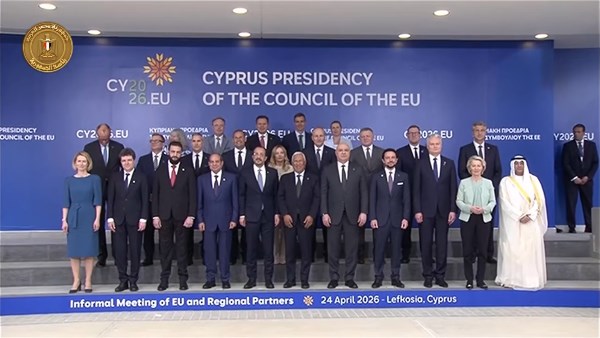 صورة تذكارية جماعية للرئيس السيسي مع المشاركين