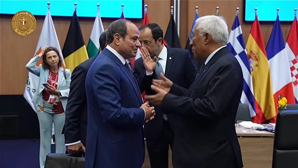 الرئيس السيسي يتبادل المصافحة مع عدد من القادة المشاركين