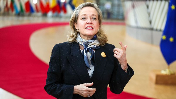  ناديا كالفينو،