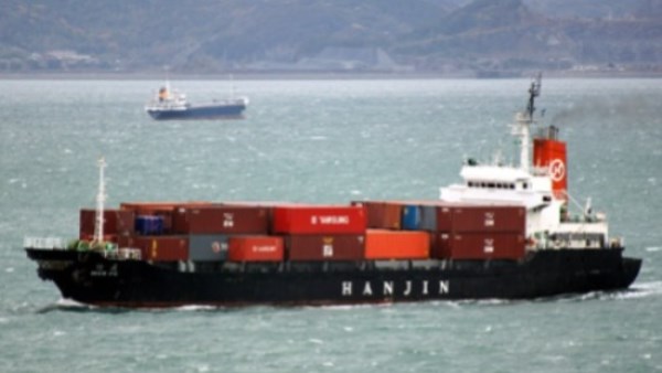 القيادة المركزية الأمريكية تُفرج عن سفينة تجارية في بحر العرب 