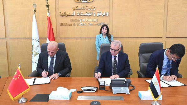 جانب من التوقيع 