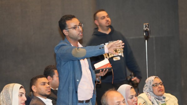 الصحفي محمد يحيى خلال مؤتمر وزير المالية 