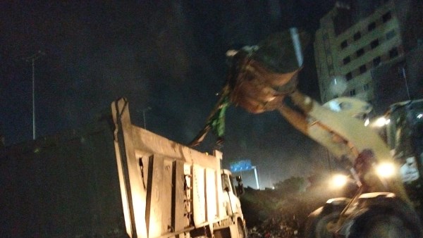 محافظة الجيزة ترفع 800 طن مخلفات من منطقة حمد بحي الهرم ضمن حملات مكثفة للنظافة | صور