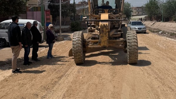 رصف وتطوير طريق 