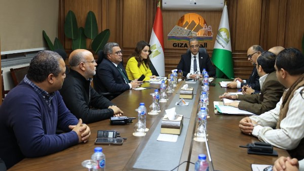 محافظ الجيزة يعقد لقاء للوقوف على خطط العمل بحي جنوب وتقييم الأداء