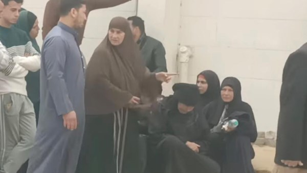 مش قادرين يقفوا.. انهيار أسر ضحايا حادث المنوفية أمام مستشفى السادات