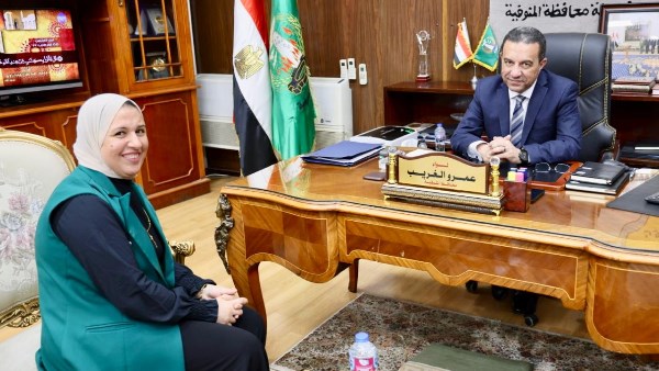 محافظ المنوفية مع محررة صدي البلد 