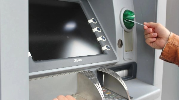 لو الفيزا اتسحبت.. خطوات استعادة البطاقة من ماكينة ATM