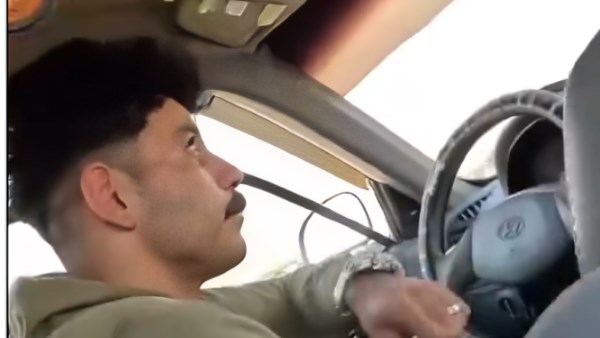 رحلة رعب مع أوبر| سائق يحتجز سائحًا ويطالبه بالدفع بالدولار.. فيديو 