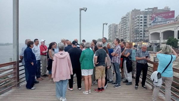 45  سائحا متعددي الجنسيات في جولة تفقدية  بممشى الكورنيش ببني سويف