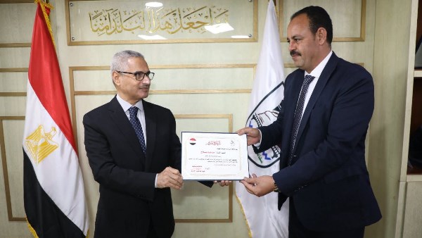 محافظ بني سويف يكرم رئيس مدينة الفشن 