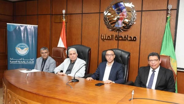 نائب المحافظ والسكرتير العام خلال الاجتماع 