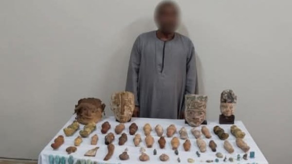 القبض على شخص بحوزته قطع أثرية 