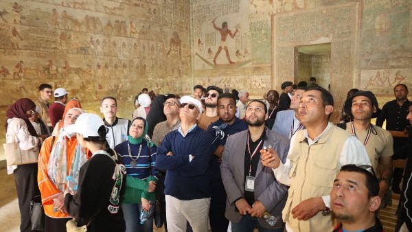 رئيس الجامعة يشارك الطلاب الوافدين 