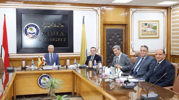 رئيس الجامعة خلال الاجتماع 