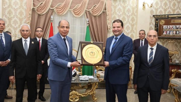 محافظ المنيا خلال توقيع البروتوكول 