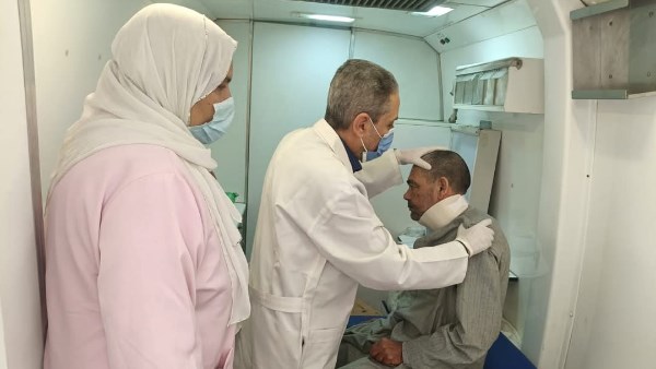 توقيع الكشف الطبي على المرضى 