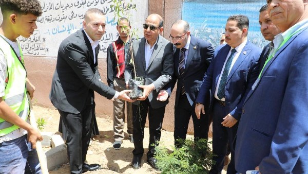 لزيادة المساحات الخضراء..  محافظ المنيا يشارك في زراعة 500 شجرة بمجمع مدارس مغاغة
