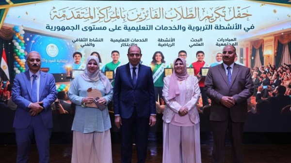 محافظ المنيا خلال الاحتفال 