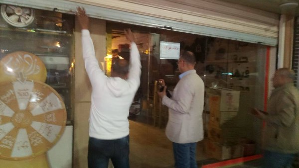 غلق وتشميع 34 محلًا خالفوا قرارات الإغلاق بأسيوط 