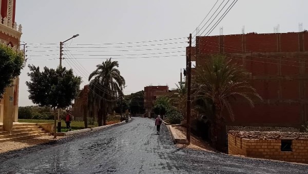  رصف طريق جسر الطراد بأبنوب ضمن خطة تطوير ورفع كفاءة الطرق