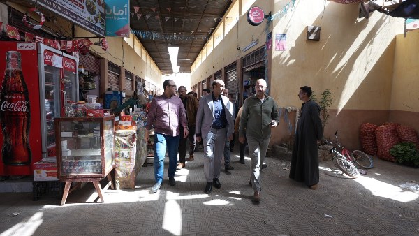 محافظ أسيوط يتابع تطوير سوق الحمراء التجاري الحضاري 