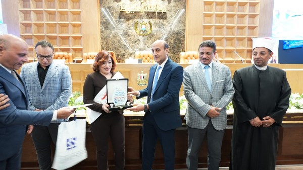 محافظ أسيوط يشهد الاحتفال بعيد الأم ويكرم الأمهات المثاليات