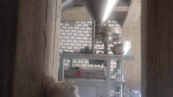 ضبط مصنع مخالف والتحفظ على 2056 منتجًا غذائيًا منتهي الصلاحية بقرية الزاوية بأسيوط 