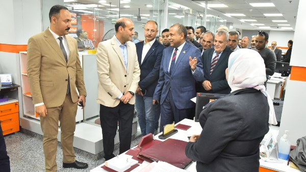 محافظ أسيوط يتفقد مركز الخدمات المميز بالغرفة التجارية