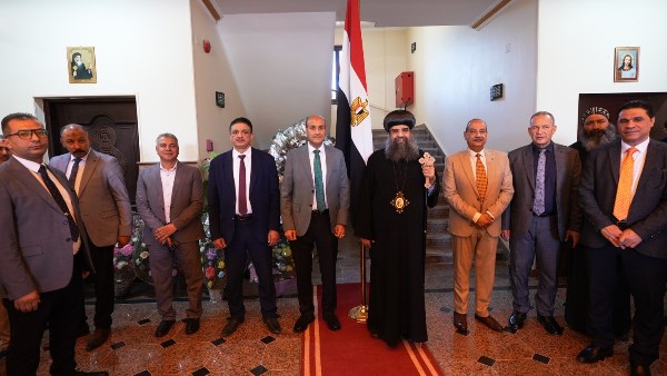 محافظ أسيوط يواصل جولاته بالكنائس للتهنئة بعيد القيامة المجيد 
