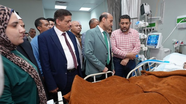 محافظ أسيوط يطمئن على رئيس قرية أم القصور بالمستشفى ويوجه بتوفير الرعاية الطبية الكاملة