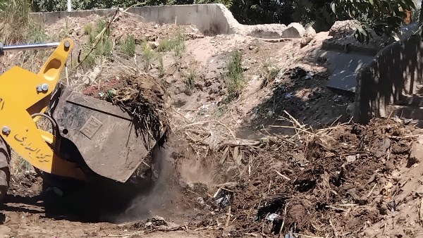 رفع نواتج تطهير الترع بقرية النواميس بالبداري 