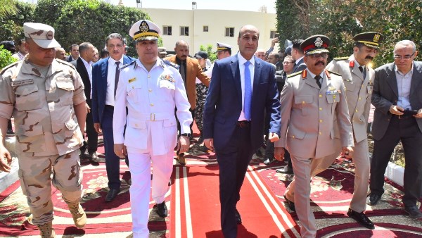 محافظ أسيوط يضع إكليلًا من الزهور على النصب التذكاري لشهداء بني عدي احتفالًا بالعيد القومي