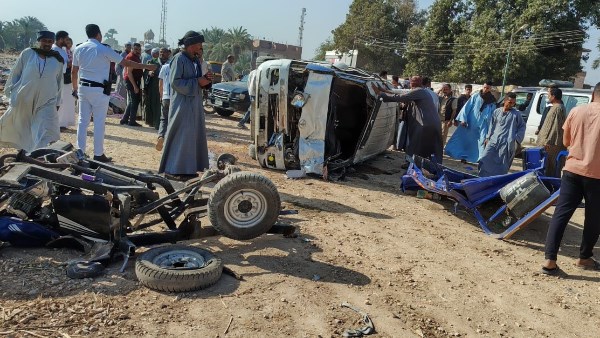 مصرع شخصين وإصابة 12 آخرين في تصادم سيارة ميكروباص وتروسيكل بأسيوط