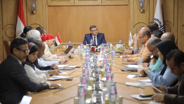 محافظ قنا يبحث مع وفد سويسرا تنفيذ مشروع حيّنا في الحميدات والمعنا