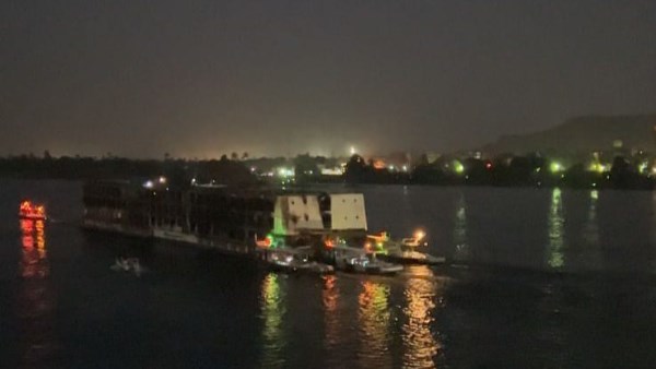 الباخرة المتعطلة