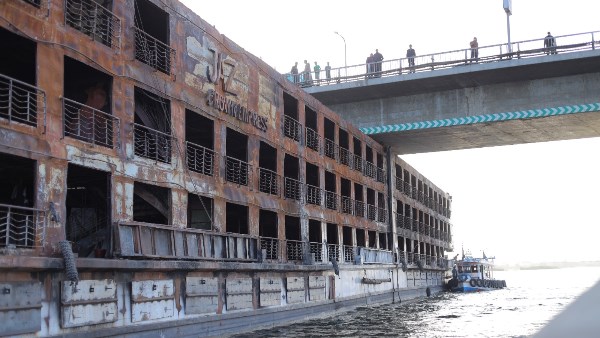 الباخرة السياحية 