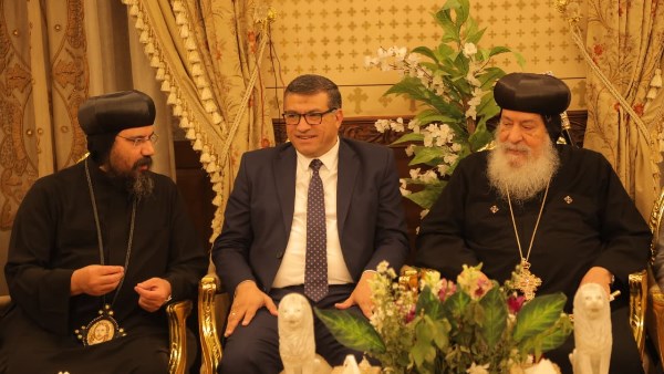 محافظ قنا ومدير الأمن يهنئان الأنبا شاروبيم بعيد القيامة | صور