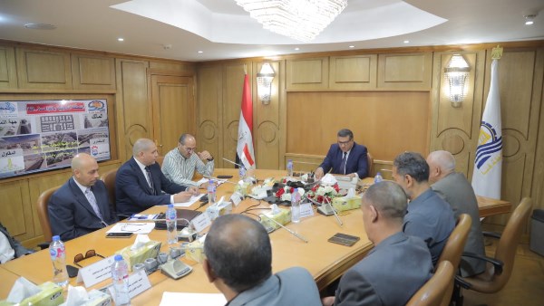 اجتماع محافظ قنا 