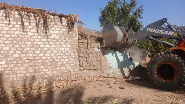 إزالة 182 حالة تعدى بمركز إسنا خلال 3 أيام بالأقصر واسترداد مساحات واسعة من أراضي الدولة