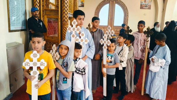 بحضور المئات.. الأقباط يحتفلون بأحد الشعانين في دير الأنبا متاؤس الفاخوري بإسنا جنوب الأقصر