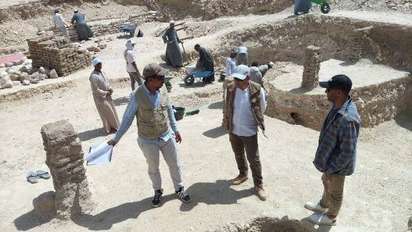 مدير آثار الأقصر يتفقد حفائر العساسيف وذراع أبو النجا ويتابع أحدث الاكتشافات بالوديان الغربية