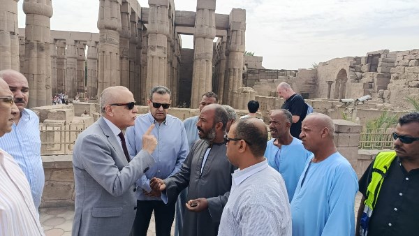 محافظ الأقصر يضبط عربة حنطور مخالفة خلال جولة صباحية مكثفة بشوارع المدينة