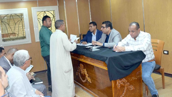 نائب محافظ الأقصر يبحث شكاوى وطلبات المواطنين خلال لقاء اليوم المفتوح 